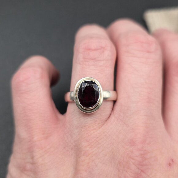 Size 9 Sterling Silver Oval Very Deep Dark Garnet Gem Band Ring A6113 - Picture 4 of 9